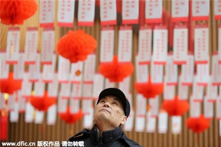 Một người đàn ông đang giải câu đố trên đèn lồng tại một thư viện ở Weifeng, tỉnh Sơn Đông, ngày 3/3.