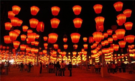 Người Đài Loan còn ghi những câu ước nguyện của mình vào đèn lồng và thả bay lên trời. Nhiều người còn coi đây là mùa Valentine phương Đông, 