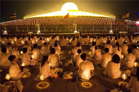 Các Phật tử tham dự lễ thắp nến tại chùa Wat Phra Dhammakaya, Bangkok, Thái Lan, ngày 4/3. Hàng nghìn người tập trung tại ngôi chùa nổi tiếng này để tiến hành nghi lễ và thắp sáng 100.000 đèn lồng. Ở Thái Lan lễ hội Rằm tháng Giêng là lễ Hội cúng dường đức Phật, đức Pháp và đức Tăng qua hình thức tụng Tam Tạng Kinh. 