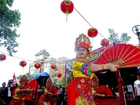 Người dân gốc Hoa tại Indonesia tổ chức lễ hội đèn lồng vào ngày rằm tháng Giêng tại thủ đô Jakarta của Indonesia. Trình diễn âm nhạc hay múa lân là những hoạt động diễn ra trong lễ hội. Hơn 5.000 người đã tham dự sự kiện này trong năm 2015, theo Tân Hoa xã. 