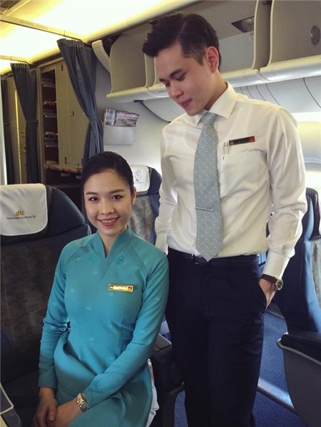 Tiếp viên Nguyễn Hữu Trung áo trắng đã có 5 năm gắn bó với nghề tiếp viên của hãng hàng không Vietnam Airlines.