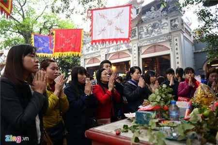 Tiền rải khắp phủ Tây Hồ ngày rằm tháng Giêng