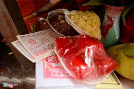 Tiền rải khắp phủ Tây Hồ ngày rằm tháng Giêng