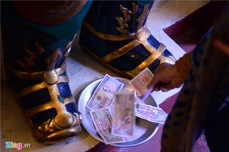 Tiền rải khắp phủ Tây Hồ ngày rằm tháng Giêng