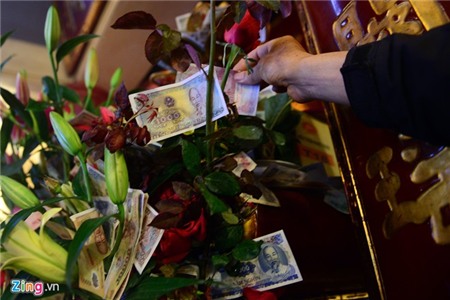 Tiền rải khắp phủ Tây Hồ ngày rằm tháng Giêng