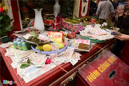 Tiền rải khắp phủ Tây Hồ ngày rằm tháng Giêng