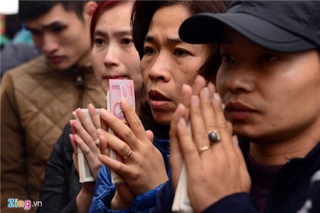 Tiền rải khắp phủ Tây Hồ ngày rằm tháng Giêng