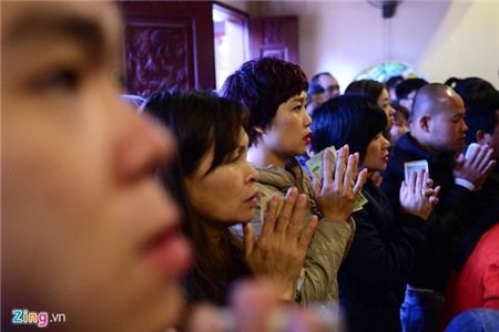 Tiền rải khắp phủ Tây Hồ ngày rằm tháng Giêng