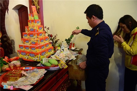 Tiền rải khắp phủ Tây Hồ ngày rằm tháng Giêng