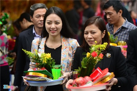 Tiền rải khắp phủ Tây Hồ ngày rằm tháng Giêng