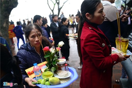 Tiền rải khắp phủ Tây Hồ ngày rằm tháng Giêng