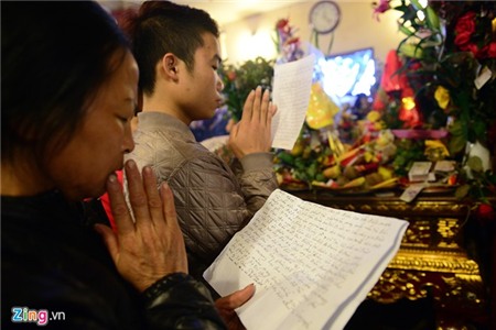 Tiền rải khắp phủ Tây Hồ ngày rằm tháng Giêng