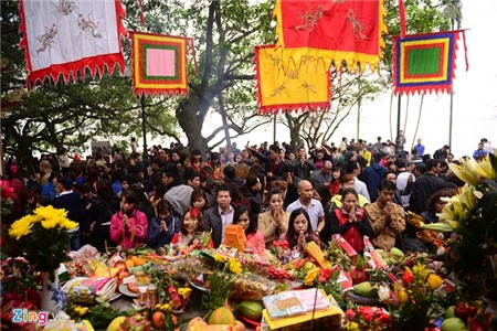 Tiền rải khắp phủ Tây Hồ ngày rằm tháng Giêng