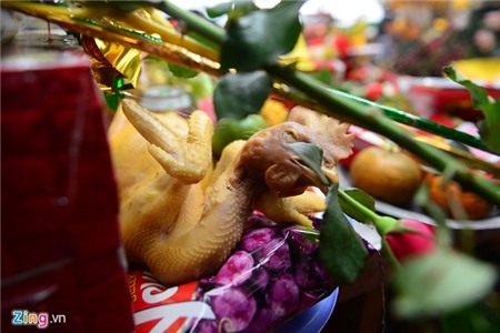 Tiền rải khắp phủ Tây Hồ ngày rằm tháng Giêng