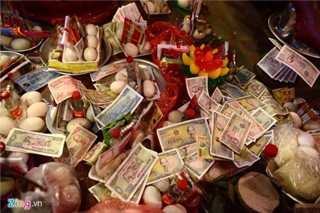 Tiền rải khắp phủ Tây Hồ ngày rằm tháng Giêng