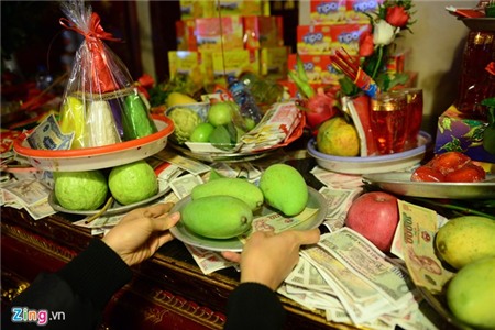 Tiền rải khắp phủ Tây Hồ ngày rằm tháng Giêng