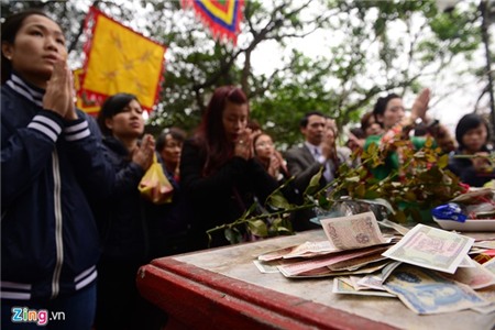 Tiền rải khắp phủ Tây Hồ ngày rằm tháng Giêng