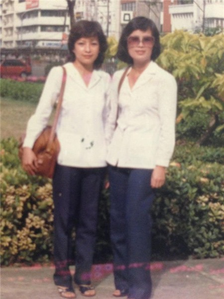 Mẫu đồng phục nữ đầu tiên khá dung dị với áo sơ mi trắng và quần âu màu tím than