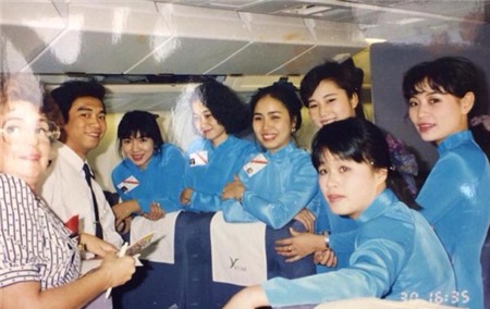 Chính vì vậy mà đến mẫu thứ 3, đồng phục của nữ tiếp viên đã quay trở lại với giá trị truyền thống là tà áo dài. Màu xanh chủ đạo vẫn được giữ. Trong suốt một thời gian dài, màu áo thiên thanh này cũng trở thành hình ảnh thân thương với hành khách trong nước và quốc tế