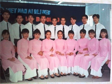 Cũng như đồng phục màu đỏ mận hiện tại, màu xanh thiên thanh tuy tạo cảm giác yên bình, thân thương và gắn với ngành hàng không, nhưng lại rất dễ bị bắt chước. Lần thay đổi tiếp theo, VNA đã có sự cách tân khá tạo bạo khi chọn màu hồng hoa sen để thiết kế. Màu sắc trang nhã và đặc biệt rất tôn da, nhưng nó cũng bộc lộ những nhược điểm là quá gợi cảm vì chất liệu mỏng, rất dễ bị lộ phụ kiện và vấy bẩn