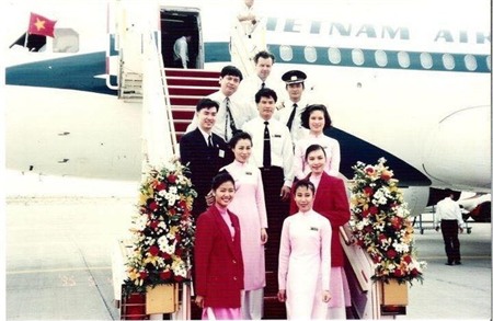 Đội hình phi hành đoàn trong mẫu trang phục được lấy ý tưởng từ hoa sen