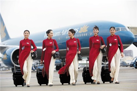 Nhằm khắc phục những nhược điểm của mẫu áo dài trước, ở lần cách tân tiếp theo, VNA đã lựa chọn màu đỏ bordeaux, chất liệu cũng dày dặn hơn. Ý tưởng của bộ trang phục được lấy từ cờ đỏ sao vàng. Trên cổ áo còn có đường viền màu vàng tạo điểm nhấn rất tinh tế, chính là thể hiện biểu trưng cho màu cờ sắc áo