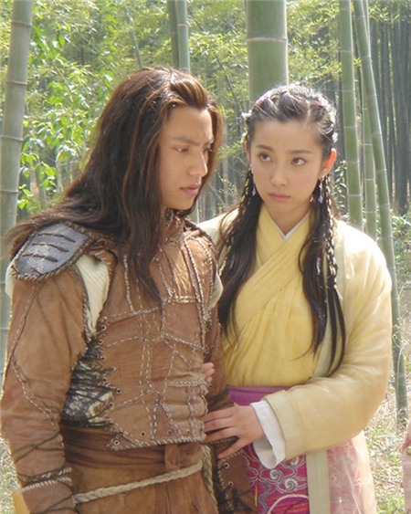 Trong tác phẩm này, Lý Băng Băng là tiểu nữ hiệp võ nghệ cao cường Phụng Di, trên đường hành hiệp đã gặp và yêu chàng Yến Truy Vân do Trần Khôn thể hiện - một hiệp khách lưu lạc giang hồ sau khi cả gia đình bị diệt môn. Vì là phim truyền hình nên tình yêu của 2 nhân vật chính rất trong sáng, chỉ ôm nhau.