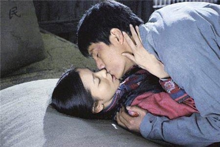 Theo diễn biến câu chuyện, do mất liên lạc với Vương Bích Vân, trái tim lại được Vương Kim Đệ sưởi ấm nên Trần Thu Thủy đã bị cuốn vào cuộc tình mới với những cảnh diễn khá nóng bỏng của Trần Khôn và Lý Băng Băng.