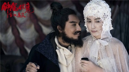 Sức nóng tạo ra bởi cặp đôi này thực sự khiến khán giả choáng khi họ gặp lại nhau trong bộ phim 3D Chung Quỳ phục ma - Tuyết yêu ma linh. Doanh thu vượt ngưởng 400 triệu nhân dân tệ (6,5 triệu USD) trong mùa phim Tết ở Trung Quốc vừa qua không chỉ đến từ câu chuyện thần thoại hấp dẫn về nhân vật vị thần diệt ma nổi tiếng Chung Quỳ, mà còn thu hút người xem từ khá nhiều hình ảnh quấn quýt rực lửa của Trần Khôn và Lý Băng Băng.