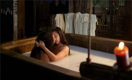 Mỹ nhân sinh năm 1973 cho biết, lần thứ 3 đóng cặp với nhau, cô cùng Trần Khôn đã “nâng cấp” cảnh nóng, không chỉ ôm, hôn mà còn khỏa thân tắm chung, thể hiện màn hí thủy ấn tượng của 2 nhân vật Chung Quỳ và Tuyết yêu. Còn ngôi sao sinh năm 1976 của phim Họa bì tiết lộ, do đã quá thân thiết ngoài đời nên để không phải ngại ngùng, anh phải pha trò tạo không khí vui vẻ, nhờ vậy mà 2 người nhanh chóng hoàn thành các cảnh diễn nhạy cảm.