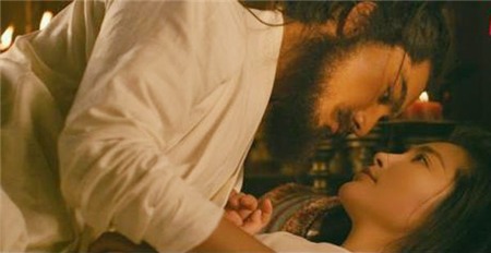 Mỹ nhân sinh năm 1973 cho biết, lần thứ 3 đóng cặp với nhau, cô cùng Trần Khôn đã “nâng cấp” cảnh nóng, không chỉ ôm, hôn mà còn khỏa thân tắm chung, thể hiện màn hí thủy ấn tượng của 2 nhân vật Chung Quỳ và Tuyết yêu. Còn ngôi sao sinh năm 1976 của phim Họa bì tiết lộ, do đã quá thân thiết ngoài đời nên để không phải ngại ngùng, anh phải pha trò tạo không khí vui vẻ, nhờ vậy mà 2 người nhanh chóng hoàn thành các cảnh diễn nhạy cảm.