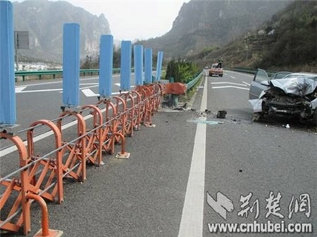 Ca sĩ Trung Quốc Đàm Vân cùng vợ mang bầu qua đời do tai nạn xe hơi 0