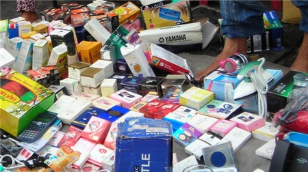 Mỹ phẩm được bày bán ở vỉa hè và trong chợ Bình Tây, quận 6, TP HCM.