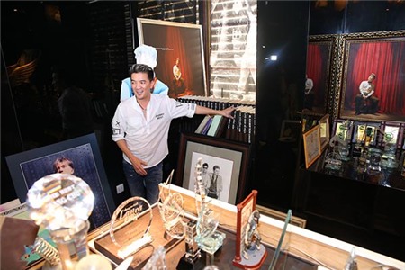 Hơn 15 năm hoạt động nghệ thuật, những giải thưởng, bức hình được lưu lại trong căn phòng có giá trị đặc biệt với Mr Đàm.