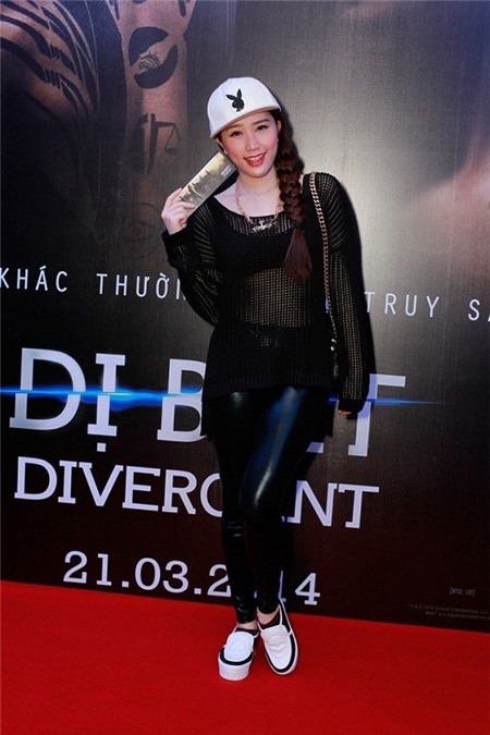 Bộ đồ nếu nhìn tổng thể thì rõ ràng khiến Bảo Thy “phát phì”.