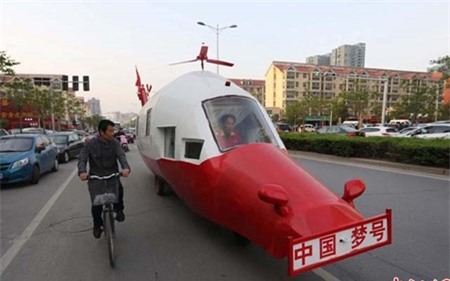 Tu che xe hoi giong het truc thang de dua me di du lich