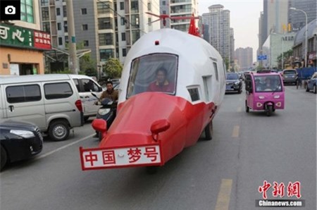 Tu che xe hoi giong het truc thang de dua me di du lich