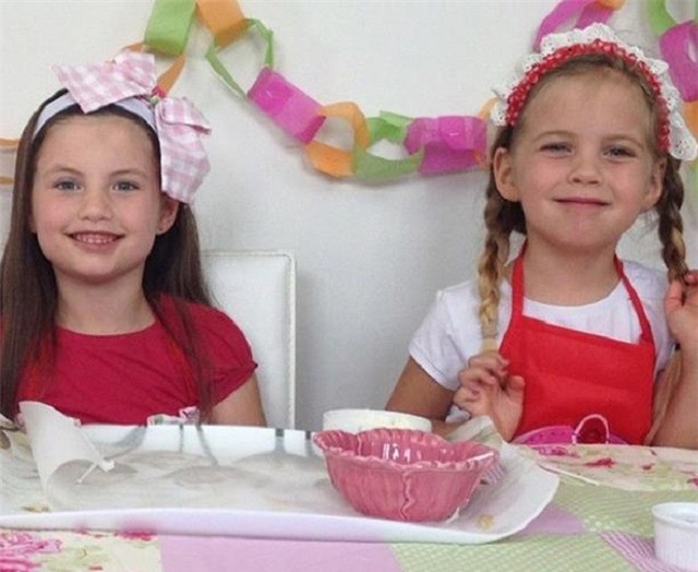 Vlog đầu tiên bỗng chốc làm Charli mới 6 tuổi và Ashlee (3 tuổi) nổi tiếng khắp thế giới mạng. Ảnh: Instagram NV.