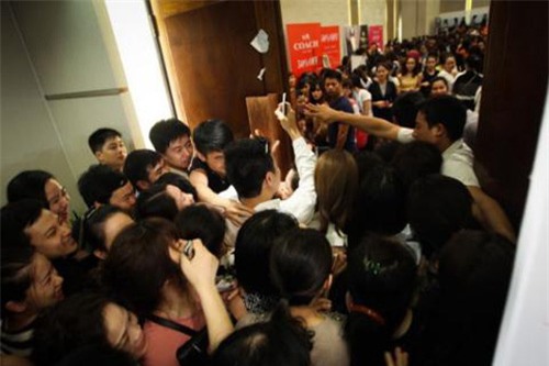 Người Việt, xấu xí, miễn phí, công viên, áo mưa, susi