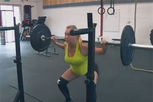 Mang bầu 7 tháng mẹ vẫn liều mình nâng tạ 100kg