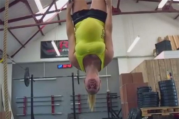 Mang bầu 7 tháng mẹ vẫn liều mình nâng tạ 100kg