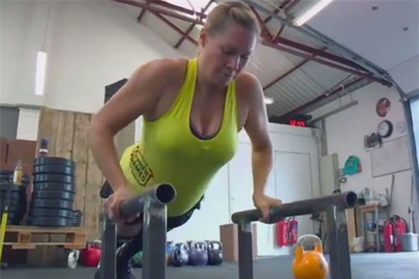 Mang bầu 7 tháng mẹ vẫn liều mình nâng tạ 100kg