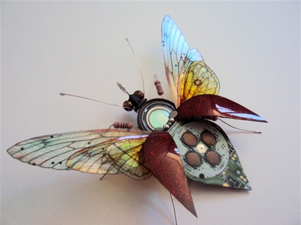 Bộ sưu tập côn trùng làm từ linh kiện điện tử vô cùng sống động