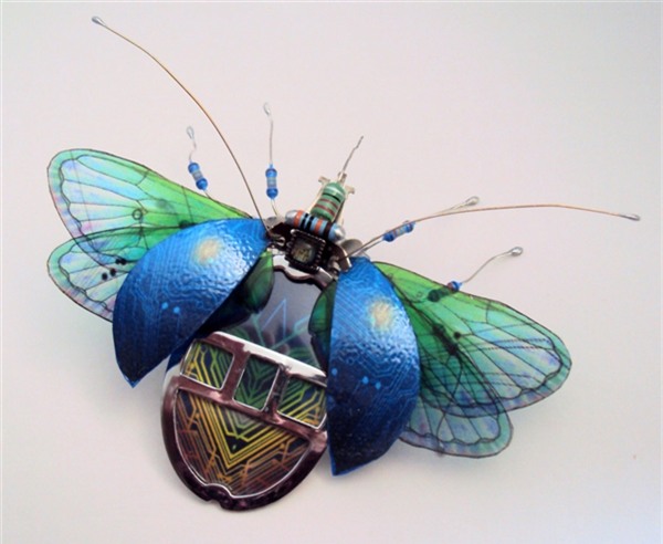 Bộ sưu tập côn trùng làm từ linh kiện điện tử vô cùng sống động