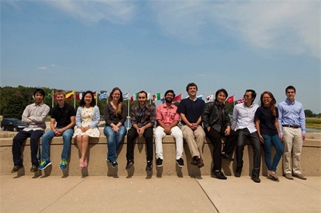 Cùng bạn bè trong chuyến nghiên cứu tại Phòng nghiên cứu Vật lý gia tốc quốc gia Fermilab.