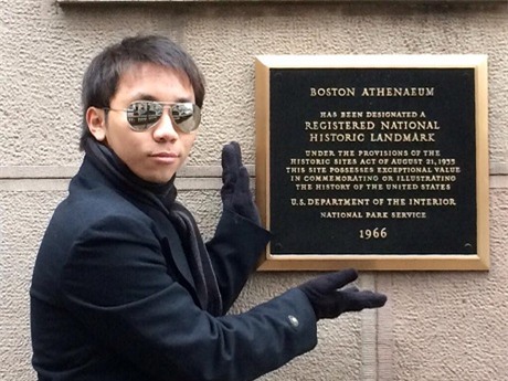 Cùng bạn bè trong chuyến nghiên cứu tại Phòng nghiên cứu Vật lý gia tốc quốc gia Fermilab.