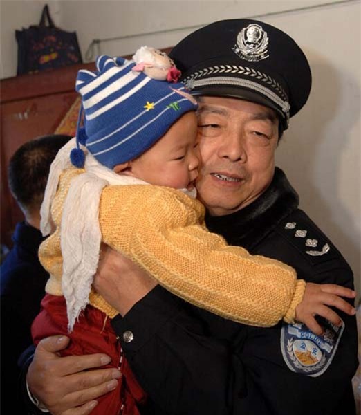 Cảnh sát đã giải cứu 64 em bé bị chính cha mẹ đẻ bán đi.
