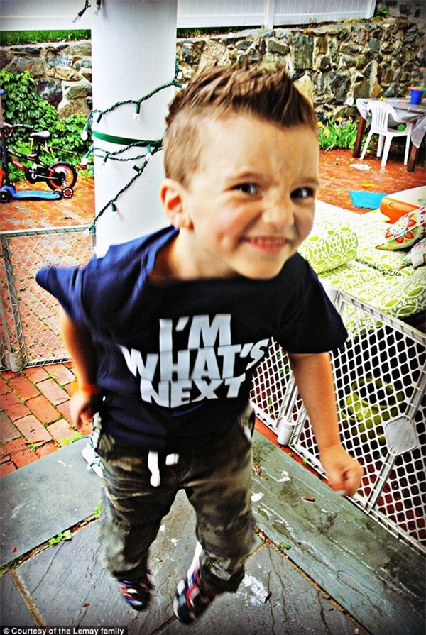 Bé gái 5 tuổi được phẫu thuật chuyển giới thành bé trai 8