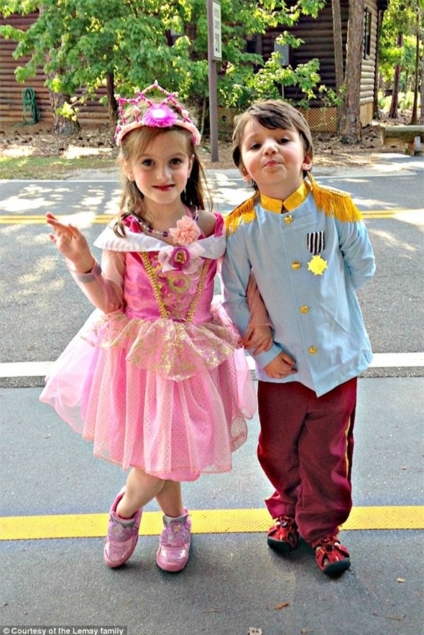 Bé gái 5 tuổi được phẫu thuật chuyển giới thành bé trai 7