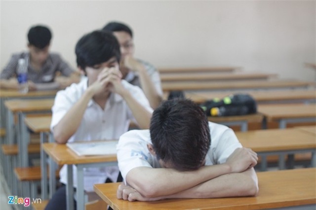 Thí sinh mệt mỏi trong kỳ thi đại học.